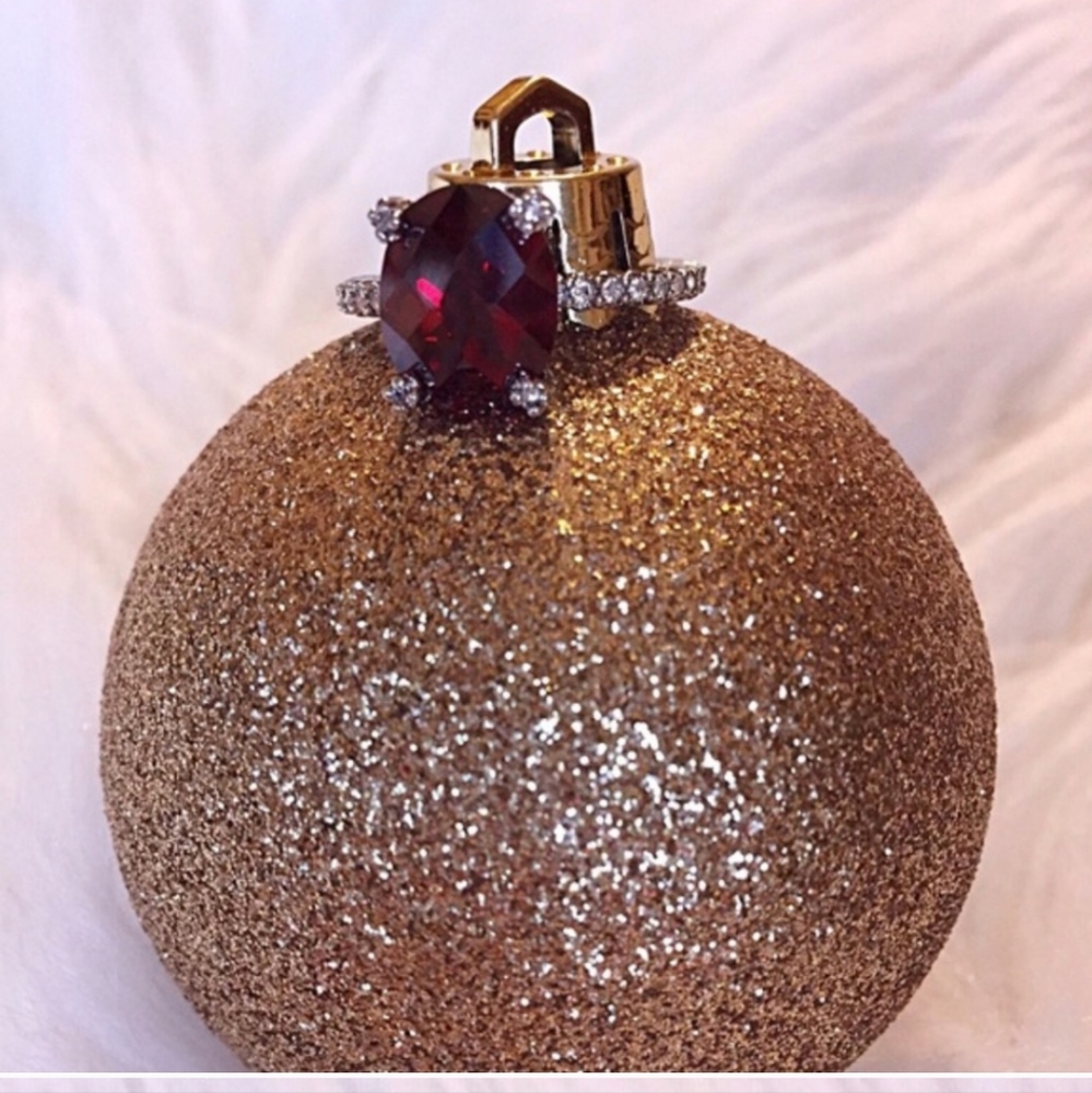 Avon Vintage Ruby colored stone ring. Sz 6